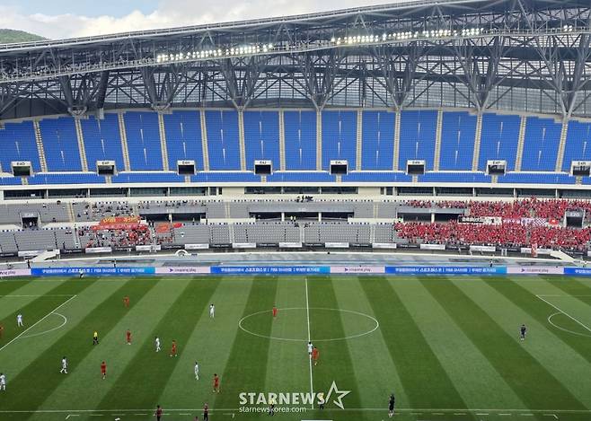 15일 용인미르스타디움에서 열린 중국과 홍콩의 2025 동아시아축구연맹(EAFF) E-1 챔피언십 경기 모습. 관중석 왼쪽이 중국 응원단, 오른쪽은 홍콩 응원단. /용인=김명석 기자