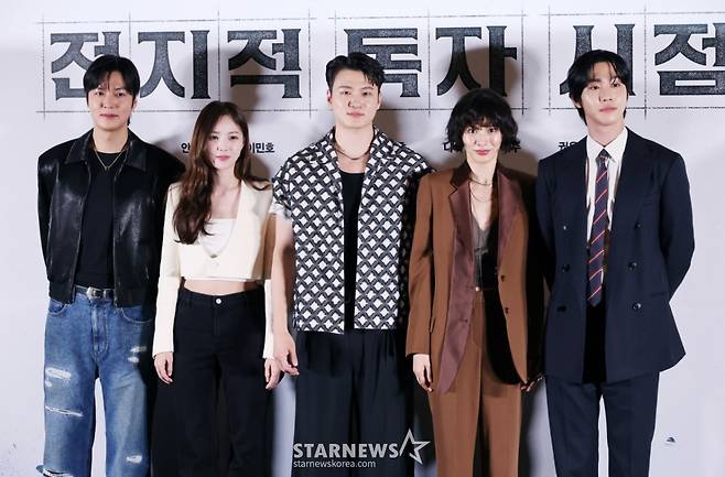 배우 이민호, 채수빈, 신승호, 나나, 안효섭이 15일 오후 서울 메가박스 코엑스에서 진행된 영화 '전지적 독자 시점'(감독 김병우) 언론시사회 및 기자간담회에 참석해 포즈를 취하고 있다.  10년 이상 연재된 소설이 완결된 날 소설 속 세계가 현실이 된 세상에서 유일한 독자였던 ‘김독자’가 소설의 주인공 ‘유중혁’과 동료들과 함께 멸망한 세계에서 살아남기 위한 펼치는 이야기를 그린 판타지 액션 영화 '전지적 독자 시점’은 오는 23일 개봉한다. /2025.07.15 /사진=이동훈 photoguy@