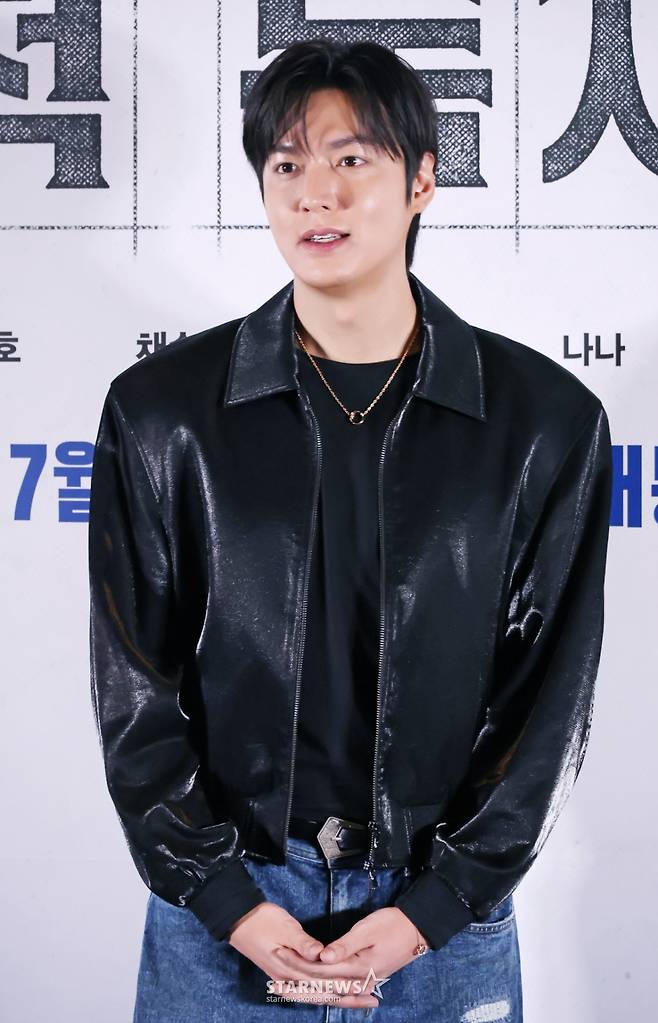 배우 이민호가 15일 오후 서울 메가박스 코엑스에서 진행된 영화 '전지적 독자 시점'(감독 김병우) 언론시사회 및 기자간담회에 참석해 포즈를 취하고 있다.  10년 이상 연재된 소설이 완결된 날 소설 속 세계가 현실이 된 세상에서 유일한 독자였던 ‘김독자’가 소설의 주인공 ‘유중혁’과 동료들과 함께 멸망한 세계에서 살아남기 위한 펼치는 이야기를 그린 판타지 액션 영화 '전지적 독자 시점’은 오는 23일 개봉한다. /2025.07.15 /사진=이동훈 photoguy@