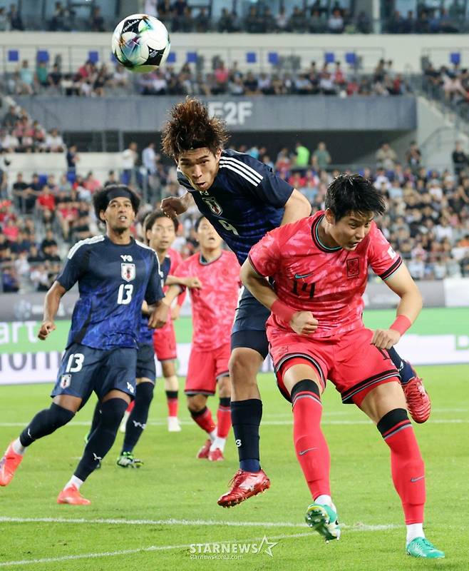 있일본 미야시로가 15일 용인미르종합운동장에서 열린 2025 동아시아축구연맹(EAFF) E-1 챔피언십(동아시안컵) 일본과의 최종전 후반 박승욱에 앞서 공중볼을 따내고 다. 2025.07.15. /사진=강영조 선임기자