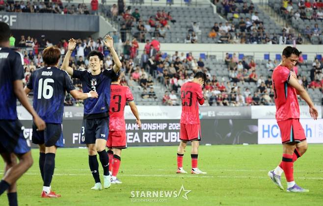 대한민국 축구대표팀 선수들이 15일 용인미르종합운동장에서 열린 2025 동아시아축구연맹(EAFF) E-1 챔피언십(동아시안컵) 일본과의 최종전에서 0-1로 패하며 우승컵을 내주며 아쉬움 가득한 표정으로 마무리하고 있다. /사진=강영조 선임기자