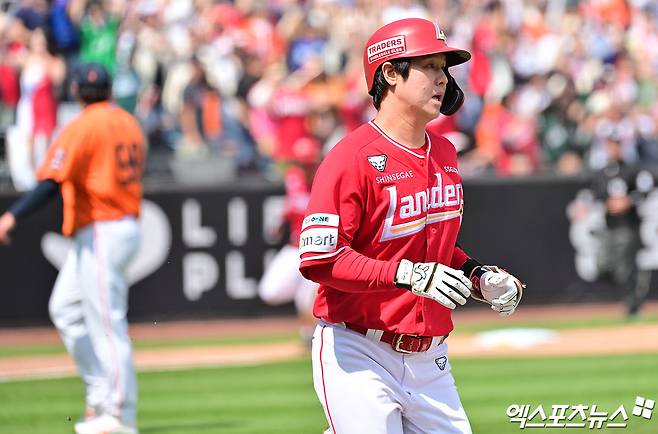 SSG 랜더스 내야수 최정이 올해 정규시즌 경기에 출전해 타격 후 1루로 향하고 있다. 엑스포츠뉴스 DB