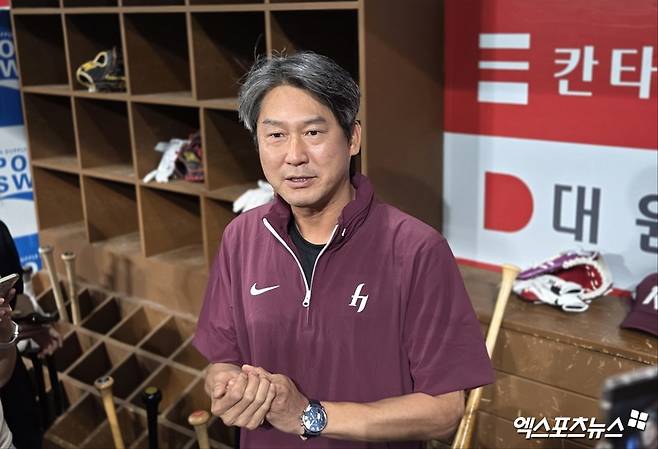 설종진 키움 히어로즈 감독대행이 15일 오후 서울 고척스카이돔에서 진행된 1군 선수단 훈련에 앞서 인터뷰를 진행했다. 키움은 전날 홍원기 감독과 고형욱 단장 등 행정과 현장의 수뇌부를 한꺼번에 해임한 뒤 2군 감독이던 설 감독을 1군 감독대행으로 불러들였다. 고척, 김지수 기자