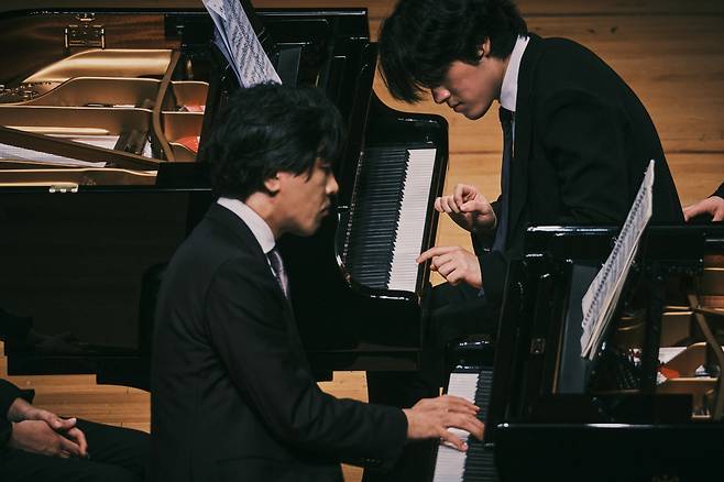 현대카드 컬처프로젝트 30 손민수 & 임윤찬 공연 14일 서울 롯데콘서트홀에서 열린 '현대카드 컬처프로젝트 30 손민수 & 임윤찬' 공연에서 피아니스트 손민수(왼쪽)와 임윤찬이 연주하고 있다. 2025.07.14. [현대카드·목프로덕션 제공. 재판매 및 DB금지]