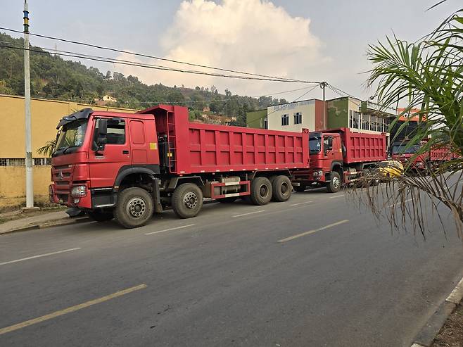 르완다에서 민주콩고로 국경을 넘어가려는 중국 트럭과 물자들 르완다 루시지 지구의 창구구 국경에서 민주콩고 부카부로 가는 국경을 넘기 위해 기다리고 있는 중국 트럭과 물자들. 탄자니아 다르에스살람에 도착한 차량을 운전사가 부카부까지 운반한다. 
[김광수 제공. 재판매 및 DB 금지]