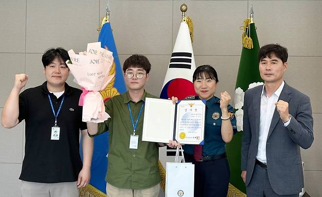 경찰 감사장 받은 이진선 태안군 주무관(왼쪽에서 두 번째) [태안군 제공. 재판매 및 DB 금지]