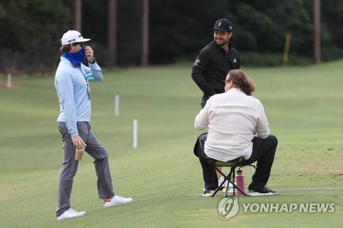 잰더 쇼플리의 연습을 의자에 앉아 지켜보는 아버지 슈테판. [AFP/게티이미지=연합뉴스]