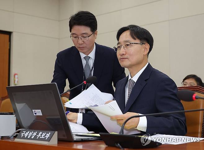 답변 준비하는 임광현 국세청장 후보자 (서울=연합뉴스) 류영석 기자 = 임광현 국세청장 후보자가 15일 서울 여의도 국회 기획재정위원회에서 열린 인사청문회에서 의원 질의에 답변을 준비하고 있다. 2025.7.15 ondol@yna.co.kr