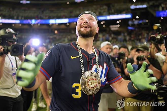 롤리, MLB 올스타 홈런 더비 우승 (애틀랜타 AP=연합뉴스) 롤리가 15일(한국시간) 미국 조지아주 애틀랜타 트루이스트파크에서 열린 MLB 올스타 홈런 더비에서 우승한 뒤, 기뻐하고 있다.