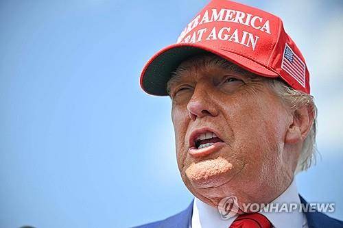 '마가' 모자를 쓴 트럼프 대통령  [AFP=연합뉴스 자료사진]