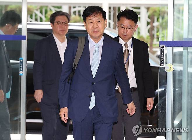 사무실 들어서는 구윤철 후보자 (서울=연합뉴스) 서명곤 기자 = 구윤철 경제부총리 겸 기획재정부 장관 후보자가 30일 서울 중구 예금보험공사에 마련된 인사청문회 준비사무실로 들어서고 있다. 2025.6.30 seephoto@yna.co.kr