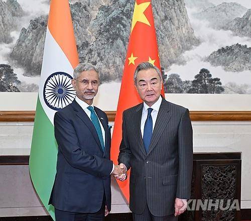 수브라마냠 자이샨카르 인도 외교장관(왼쪽)과 왕이 중국 외교부장 [신화 연합뉴스 자료사진. 재판매 및 DB 금지]
