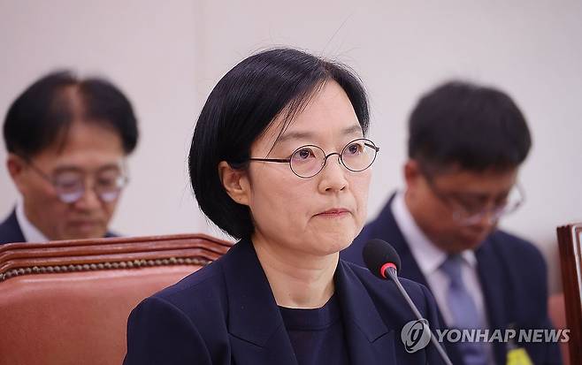 의원 질의 듣는 한성숙 장관 후보자 (서울=연합뉴스) 류영석 기자 = 한성숙 중소벤처기업부 장관 후보자가 15일 서울 여의도 국회 산업통상자원중소벤처기업위원회 전체회의에서 열린 인사청문회에서 의원 질의를 듣고 있다. 2025.7.15 ondol@yna.co.kr