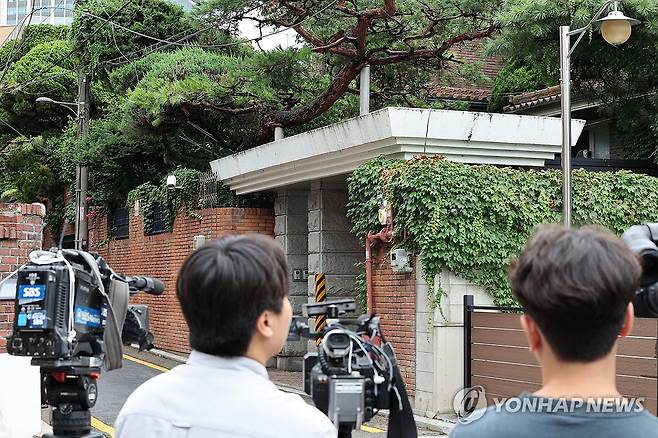 김건희 특검, '건진법사' 법당 압수수색 (서울=연합뉴스) 이진욱 기자 = 김건희 여사 관련 의혹들을 수사하는 민중기 특별검사팀이 15일 서울 강남구 역삼동 건진법사 전성배 씨의 법당에 압수수색을 나섰다. 사진은 이날 취재진이 대기해 있는 모습. 2025.7.15 cityboy@yna.co.kr