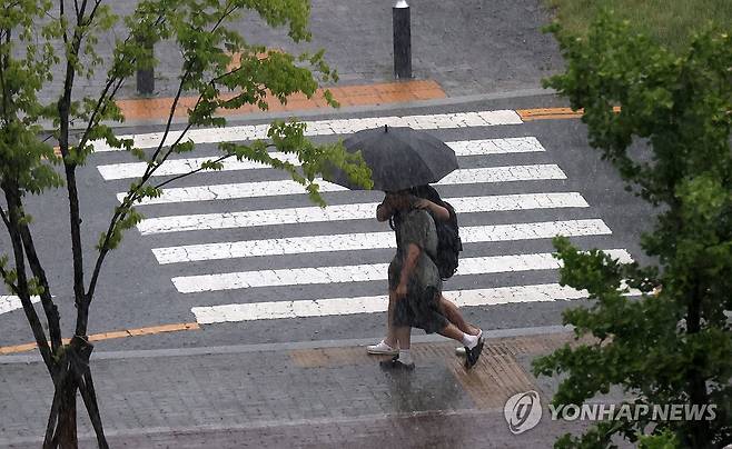 우산 쓰고 [촬영 김준범]