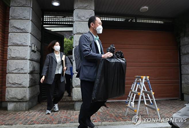 '건진법사' 법당, 압수수색 종료 (서울=연합뉴스) 윤동진 기자 = 김건희 여사 관련 의혹들을 수사하는 민중기 특별검사팀이 15일 서울 역삼동 건진법사 전성배 씨의 법당에 대한 압수수색을 마친 후 관련 물품을 들고 나서고 있다. 2025.7.15 mon@yna.co.kr