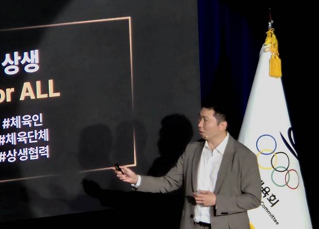 15일 창립 105주년 행사에서 발표하는 유승민 회장 [촬영 최송아]