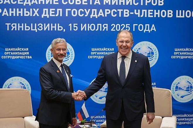 세르게이 라브로프 러시아 외무장관과 수브라마냠 자이샨카르 인도 외무장관 [러시아 외무부 제공. 재판매 및 DB 금지]