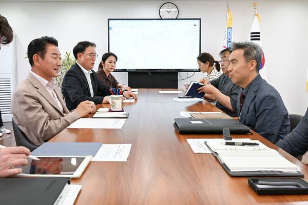 김동근 시장이 지난 15일 시장실에서 국방부 공여지처리TF장과 반환공여구역 개선 방안을 논의했다. 2025.7.15 /의정부시 제공