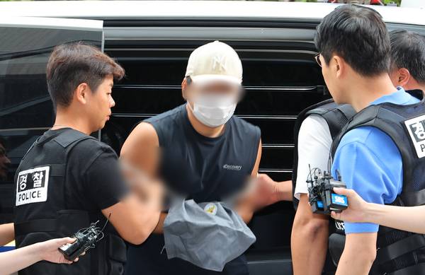 16일 김포경찰서는 지난 10일 김포시의 한 주택에서 부모와 형을 흉기로 살해한 혐의를 받는 30대 A씨를 존속살해 및 살인 혐의로 구속 송치했다고 밝혔다. 사진은 지난 13일 인천지방법원 부천지원에서 열린 구속 전 피의자 심문(영장실질심사)에 출석하는 A씨의 모습. 2025.7.13 /연합뉴스