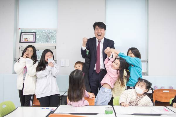 인천 서구 당하동 돌봄센터에 방문한 강범석 서구청장. /서구 제공