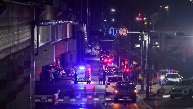 ▲ 경기도 대부분 지역에 호우주의보가 내려진 16일 오후 오산시 가장교차로 고가도로 옹벽이 무너져 소방관들이 매몰된 차량구조 작업을 하고 있다./전광현 기자 maggie@incheonilbo.com