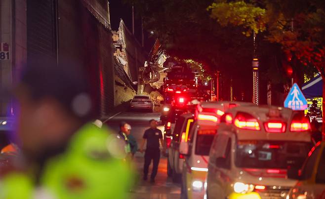 ▲ 경기도 대부분 지역에 호우주의보가 내려진 16일 오후 오산시 가장교차로 고가도로 옹벽이 무너져 소방관들이 매몰된 차량구조 작업을 하고 있다./전광현 기자 maggie@incheonilbo.com