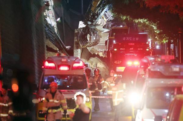 16일 오후 경기 오산시 가장동 가장교차로 고가도로의 옹벽이 도로로 무너지면서 차량을 덮치는 사고가 발생했다.&nbsp;사진은 사고 현장에서 흙더미를 파내는 굴착기 모습. [사진=연합뉴스]