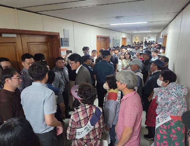 15일 '충주 LNG발전소 반대 범시민 대책위원회'가 조길형 시장 집무실을 항의 방문한 가운데 청사 직원들과 대치하고 있다.