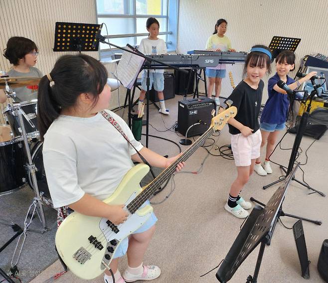 석문초 학생들이 음악실에서 밴드활동을 하고 있다.[사진=충남교육청 제공]