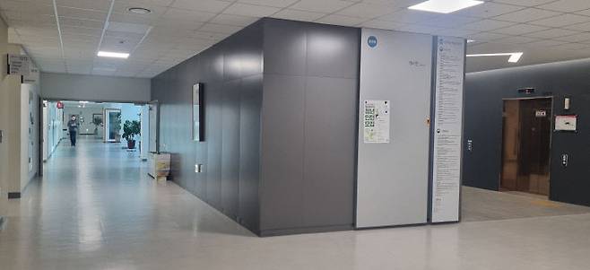 다른 층에 비해 층고가 높게 적용된 중앙동 10층 복도 전경. 사진=이희택 기자.