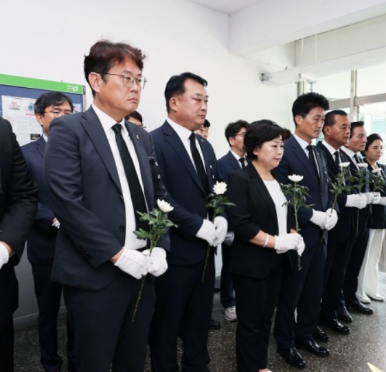 7월 9일 이정범 (왼쪽)도의원은 동료 의원들과 청주시청 임시 청사에 마련된 오송 궁평2 지하차도 희생자 시민 분향소를 찾아 희생자들을 애도하며 재난과 인권 문제에 책임 의식을 공유했다.사진=충청투데이