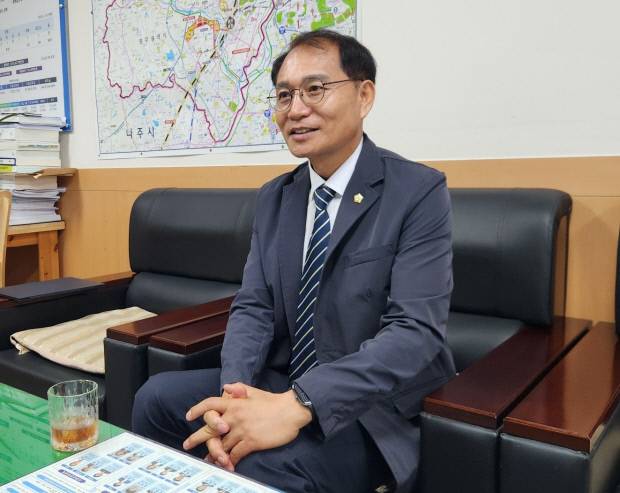 민생회복 소비쿠폰 지급 대상에서 제외된 고려인 동포들을 위해 대표로 성명서를 발표한 김영선 광산구의회 의원.