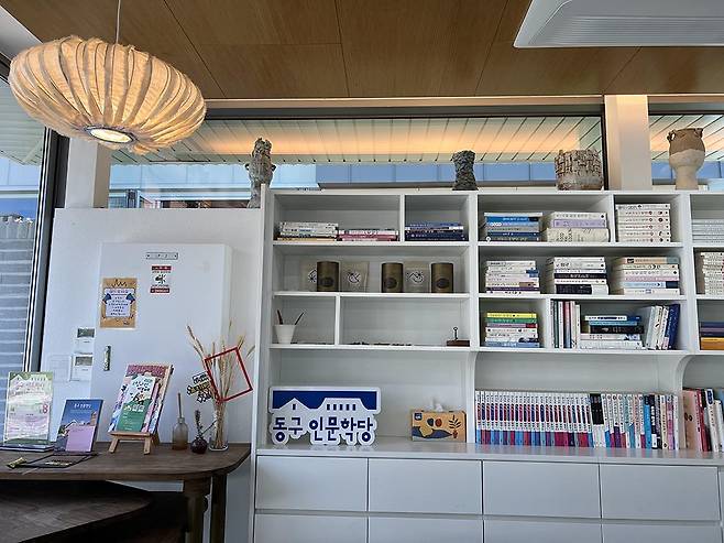 광주 동구 동명동 근대 가옥을 개조한 ‘인문학당’은 주민들의 인문 감수성과 역량을 높이기 위한 복합문화공간이다. 인문학당 곳곳에 배치돼 있는 도서 코너(사진 下)와 본채 전경(사진 上).