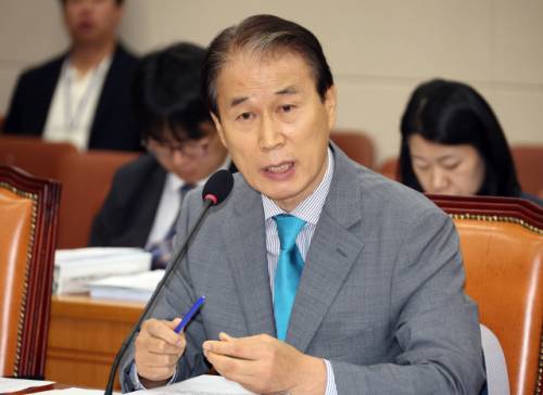 ◇권오을 국가보훈부 장관 후보자가 15일 국회 정무위원회에서 열린 인사청문회에서 의원의 질의에 답하고 있다. 연합뉴스