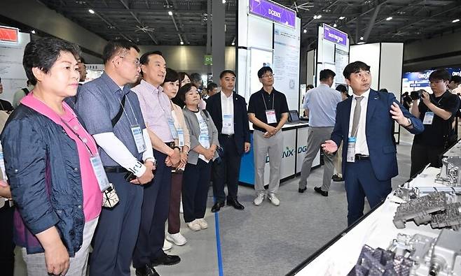 박천동 북구청장 등 일본 방문단이 전기·수소차, 드론 등 차세대 모빌리티 기술 및 제품을 소개하는 인사이드 재팬(Inside Japan) 모빌리티 기술교류전 2025를 찾아 전시부스를 둘러보고 있다. 북구 제공