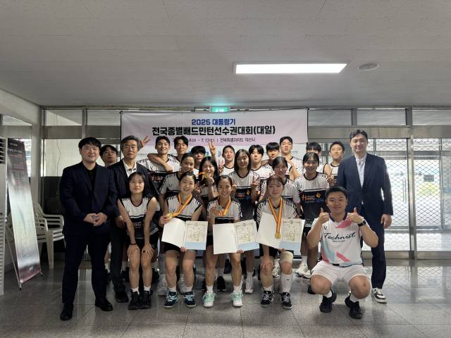 김천시청 배드민턴단이 전라북도 익산실내체육관에서 개최된 2025 익산 대통령기 전국종별배드민턴선수권대회에서 남자 단체전 우승에 이어 여자 단식과 복식까지 석권했다. 김천시 제공