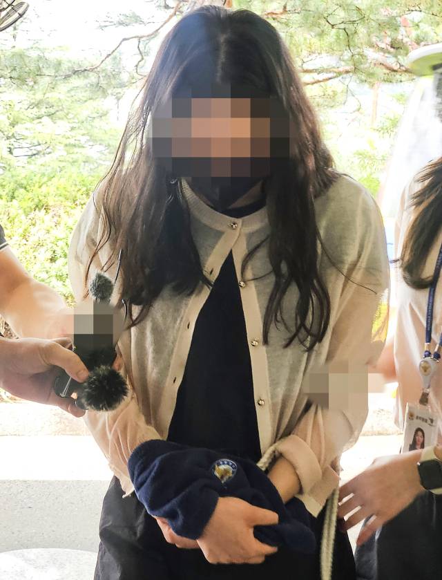 시험기간 중 학교에 무단 침입한 혐의(건조물 침입 등)로 구속 영장이 청구된 전직 기간제 교사 A(30대)씨가 14일 대구지법 안동지원에 구속 전 피의자 심문(영장실질심사)을 받기 위해 이동하고 있다. 연합뉴스