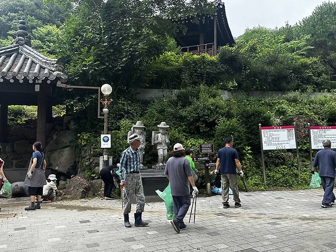 오전약수관광지 상인회원과 봉화군 직원들이 관광객 맞이 환경정비를 하고 있다. /봉화군 제공