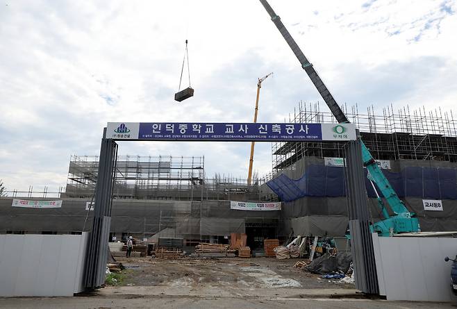 포항시 남구 오천읍 원리 인덕중학교 교사 신축공사 현장. /단정민기자