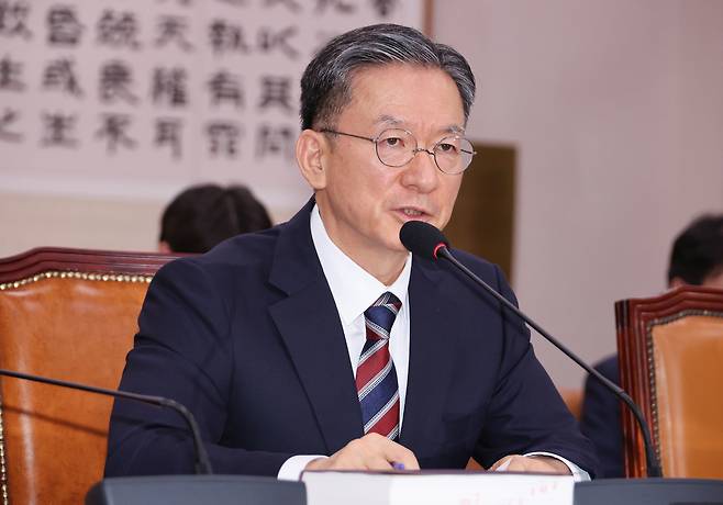 정성호 법무부 장관 후보자가 16일 서울 여의도 국회 법제사법위원회에서 열린 인사청문회에서 의원 질의에 답변하고 있다. /연합뉴스