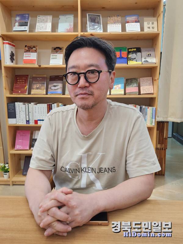 책방수북, 도서출판 '득수' 김강 대표가 경북도민일보와 인터뷰를 하고 있다. 사진=황지환 인턴기자