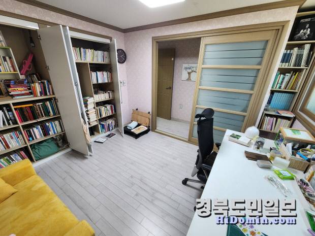 책방 수북 3층에는 상주작가 집필실이 마련돼 있다.사진= 황지환 인턴기자