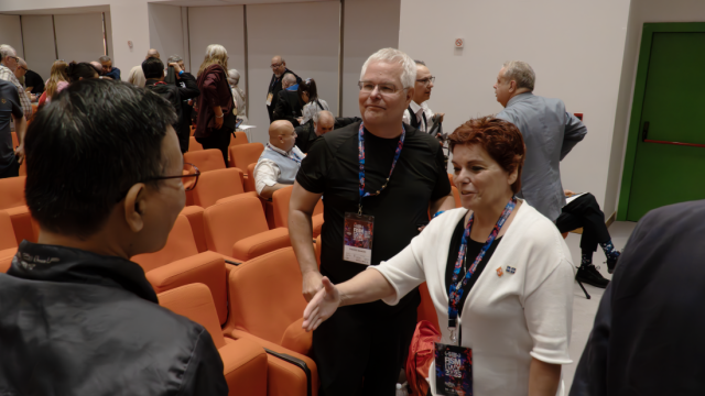 2028년 마술올림픽 개최지로 부산이 확정되지 각국 대표단이 축하를 건네는 모습. 부산매직페스티벌 제공