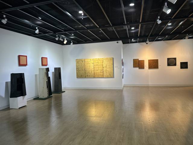 금련산갤러리에서 열리고 있는 부산미술협회 제24회 오늘의 작가상 본상을 수상한 공예가 최시복의 전시 모습. 김은영 기자