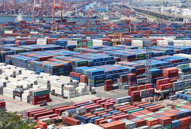 부산항 신선대부두, 감만부두에 컨테이너가 가득 쌓여 있는 모습. 연합뉴스