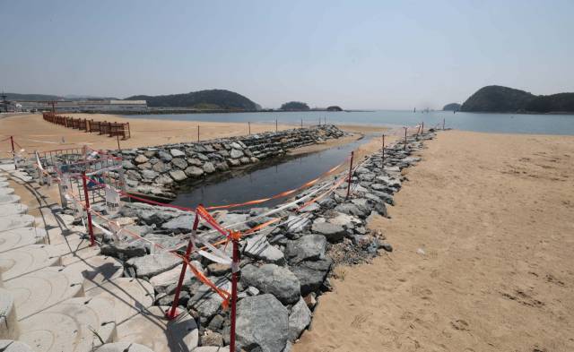 연안정비 사업을 마치고 올해 개장한 부산 사하구 다대포 동측해안 해수욕장 백사장 한가운데로 우수관로가 지나가고 있다. 부산일보DB