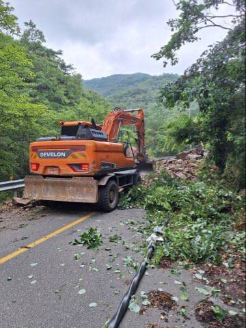 16일 오전 6시 38분께 포항시 북구 죽장면 소재 69번 지방도에 산사태로 통행이 막히자 복구 작업이 진행되는 모습. 소방당국 제공