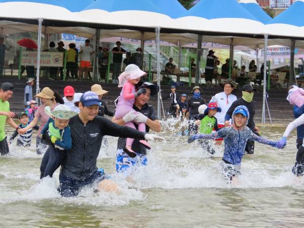 반두잡이에 뛰어든 가족 여행객