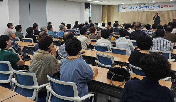 김미희 사회복지과장이 16일 영천시니어클럽이 운영하는 노인일자리 및 사회활동 지원사업 참여 어르신들의 장애인 인식개선 교육에 앞서 인사말을 하고 있다. 영천시 제공
